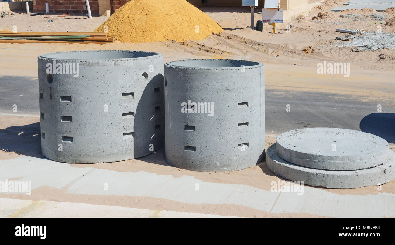 Due soakwells concreti con i coperchi sulla costruzione del sito prima dell'installazione Foto Stock