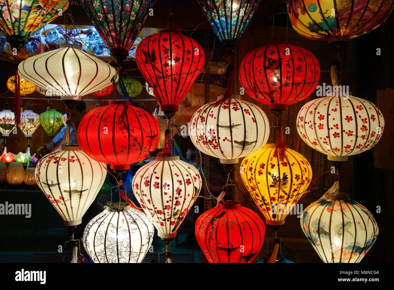 Lanterne colorate di notte nel mercato di Hoi An Vietnam Foto stock - Alamy