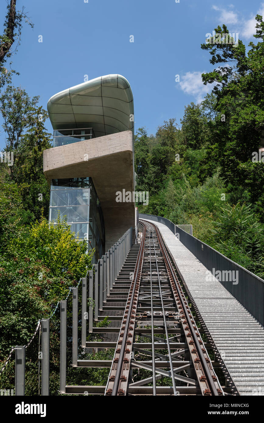 Innsbruck, Austria - 9 Agosto 2017: dalla stazione della funicolare di Zaha Hadid Architects. Funicolare è un ibrido funicolare collega Hun Foto Stock