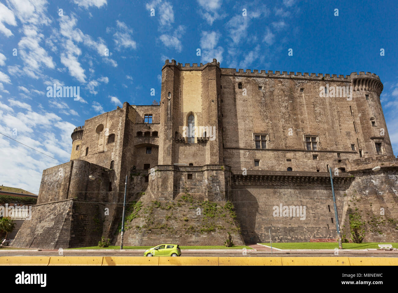 Napoli (Italia) - Castel Nuovo, New Castle, chiamato anche Maschio Angioino, è un castello medievale situato di fronte a Piazza Municipio e il municipio Foto Stock