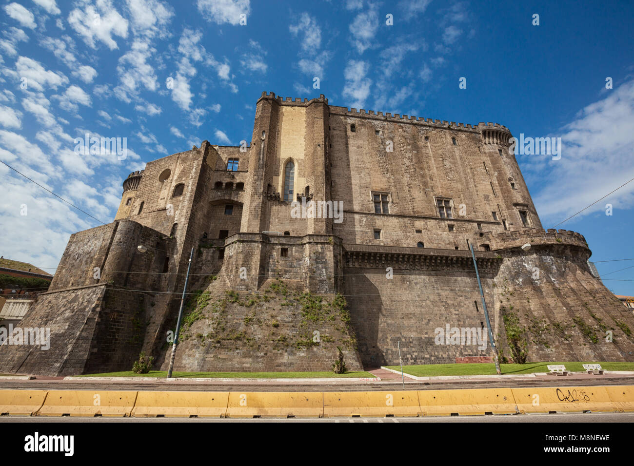 Napoli (Italia) - Castel Nuovo, New Castle, chiamato anche Maschio Angioino, è un castello medievale situato di fronte a Piazza Municipio e il municipio Foto Stock