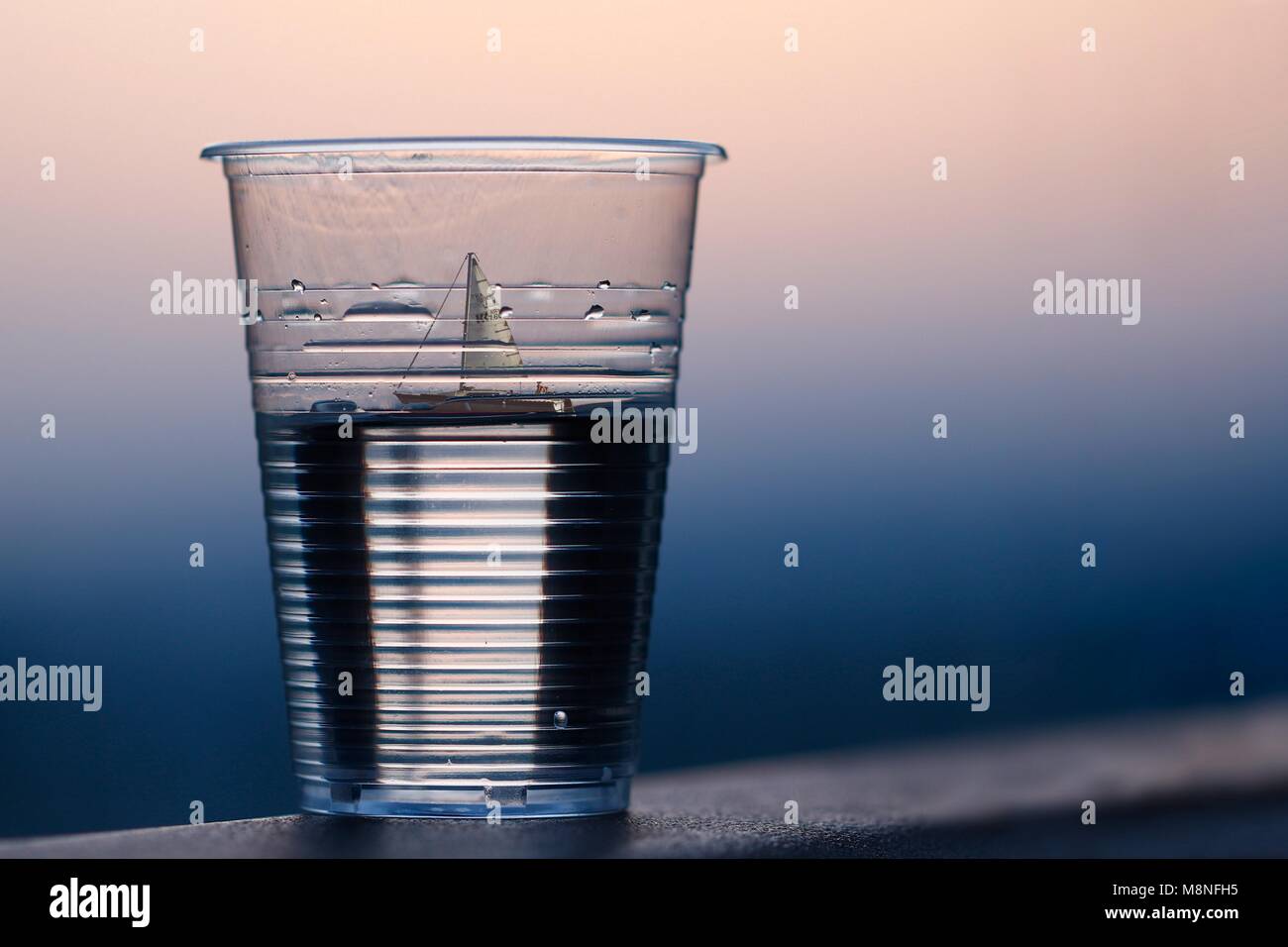 Una barca a vela in un piccolo bicchiere di carta || essere creativi Foto Stock