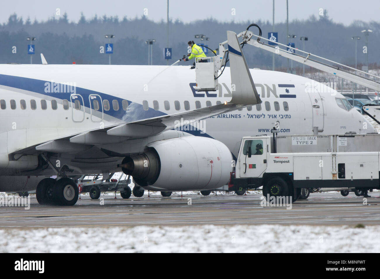 Aeromobile essendo de iced un aeroporto di Luton Foto Stock