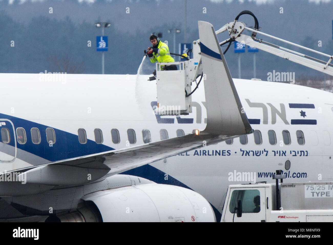 Aeromobile essendo de iced un aeroporto di Luton Foto Stock