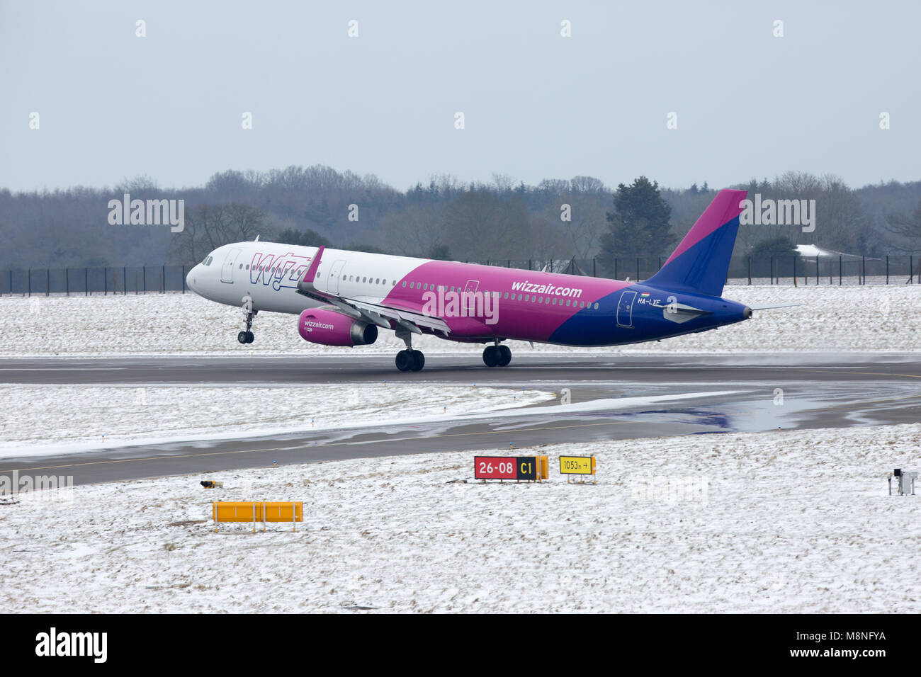 Wizz Air piano tenuto da Luton Airport nella neve Foto Stock