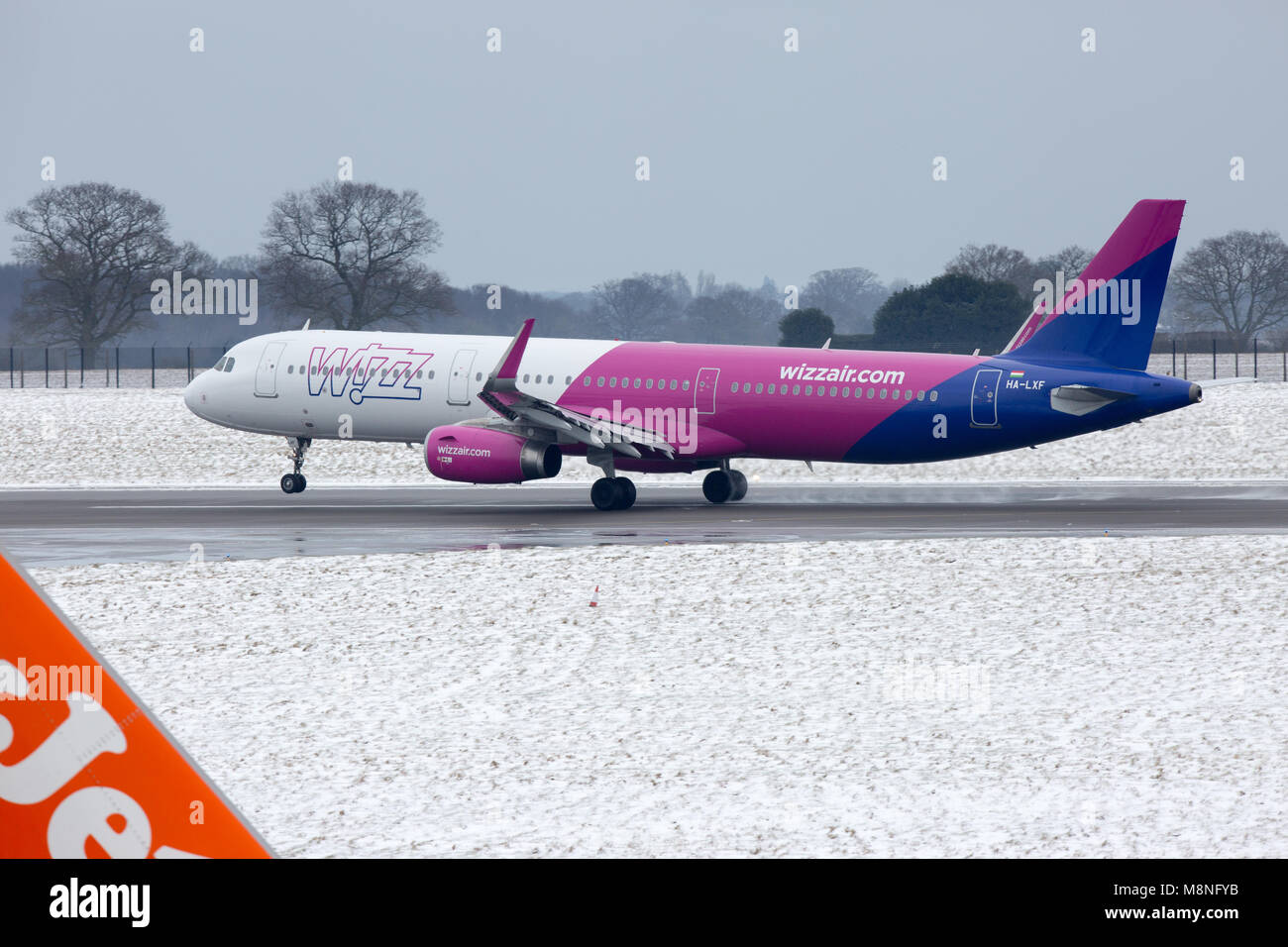 Wizz Air piano tenuto da Luton Airport nella neve Foto Stock