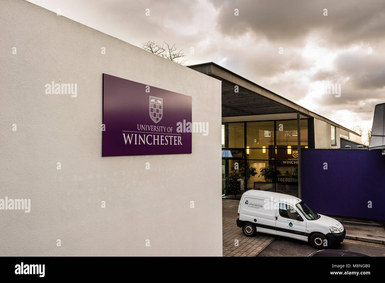 Università di Winchester sign & logo ed il centro universitario, ricevimento principale edificio in background, Hampshire, Regno Unito Foto Stock