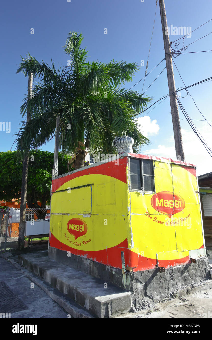 Cibo colorato shack in Kingstown pubblicità Maggi, capitale dell'isola caraibica di Saint Vincent Foto Stock