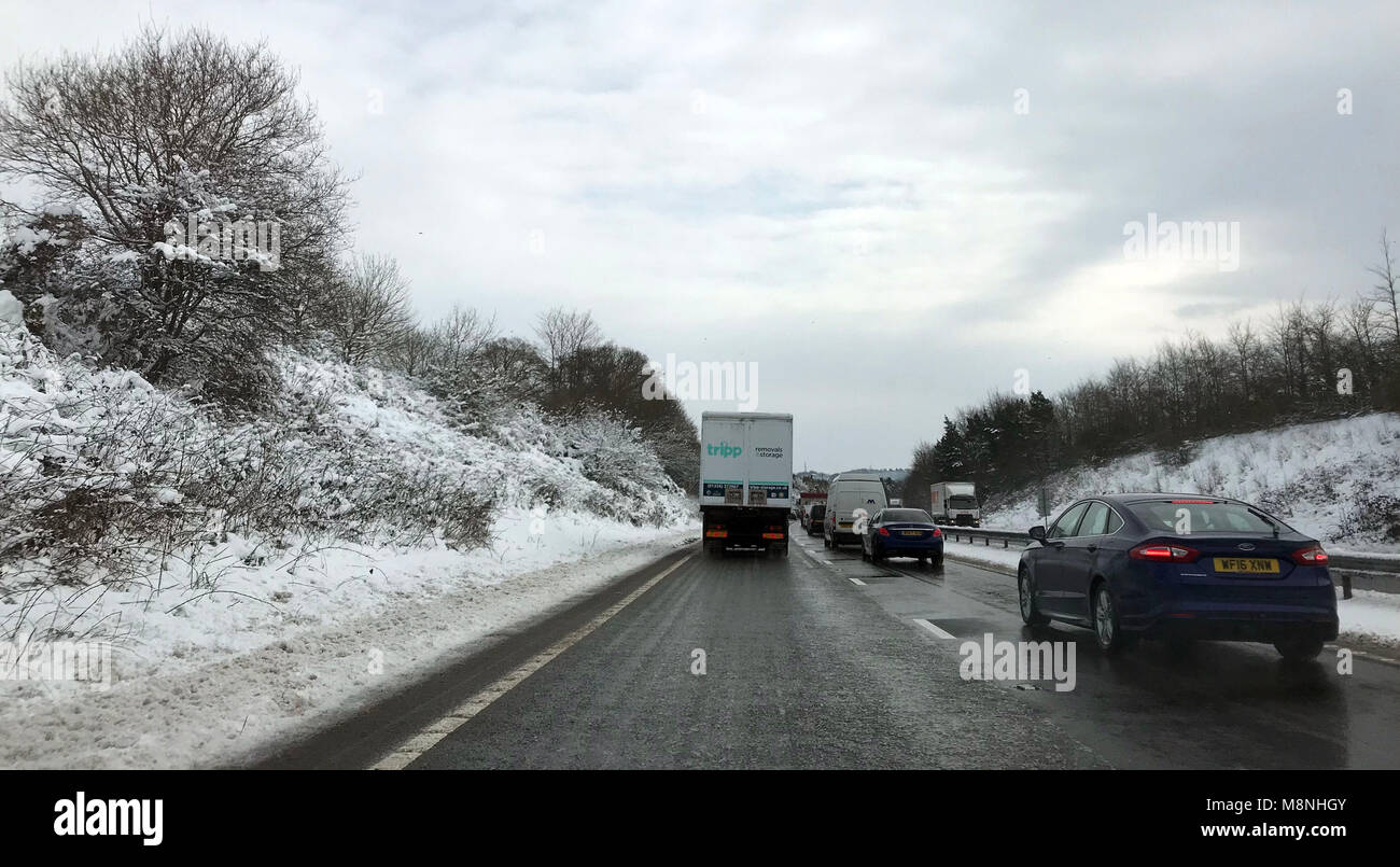 Il traffico si muove lentamente sulla A30 tra Okehampton e Exeter dopo che essa è stata riaperta dalla polizia in seguito per tutta la notte la chiusura causata dalla neve e dal ghiaccio. Foto Stock