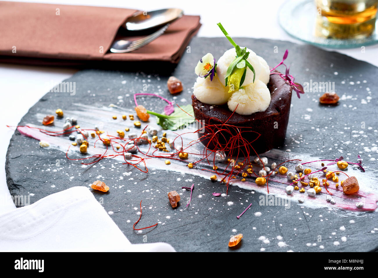 Souffle al cioccolato con cioccolata calda e gelato al mango Foto Stock