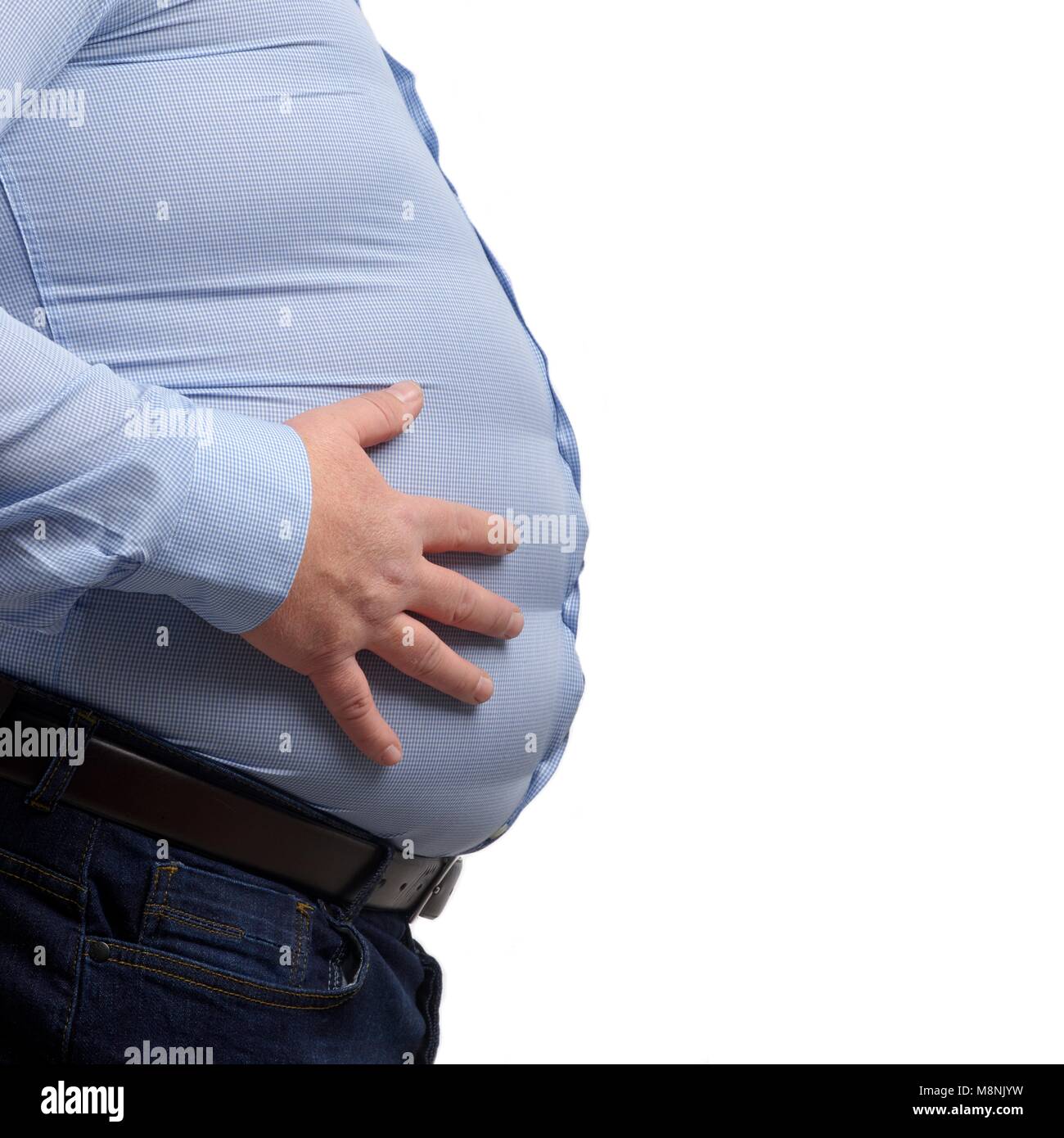Il sovrappeso uomo con le mani sul suo stomaco, vista laterale. Foto Stock