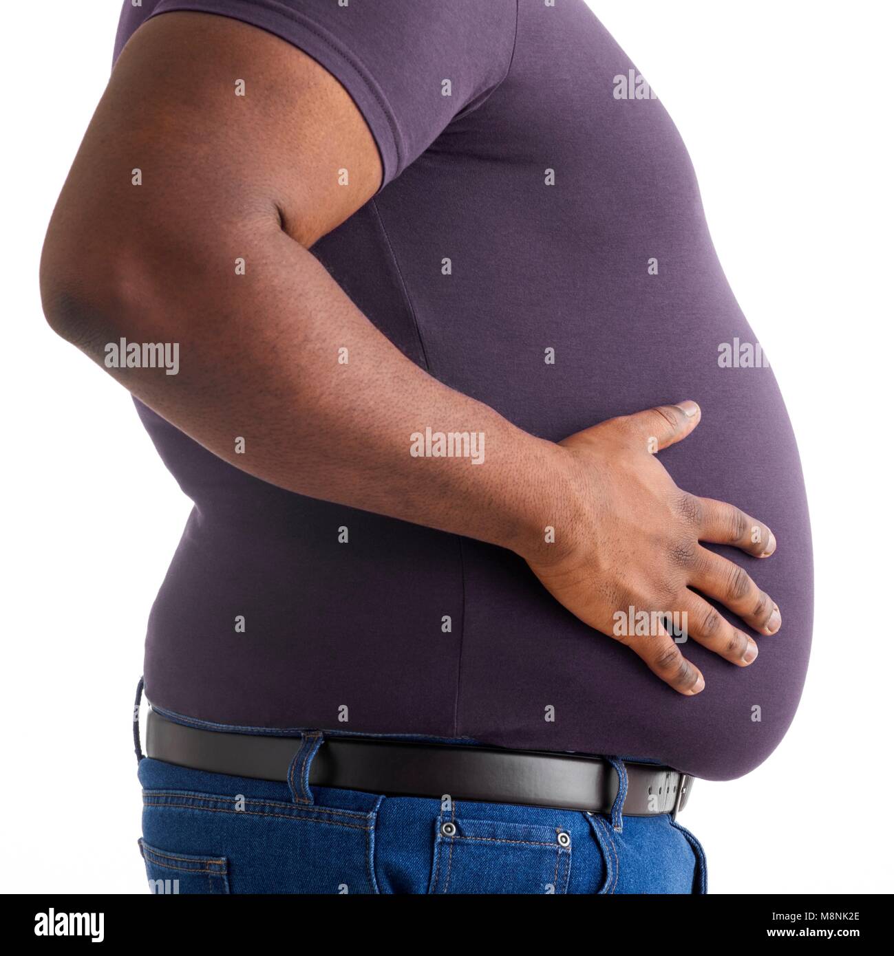 Il sovrappeso uomo con la sua mano sul suo stomaco, vista laterale. Foto Stock