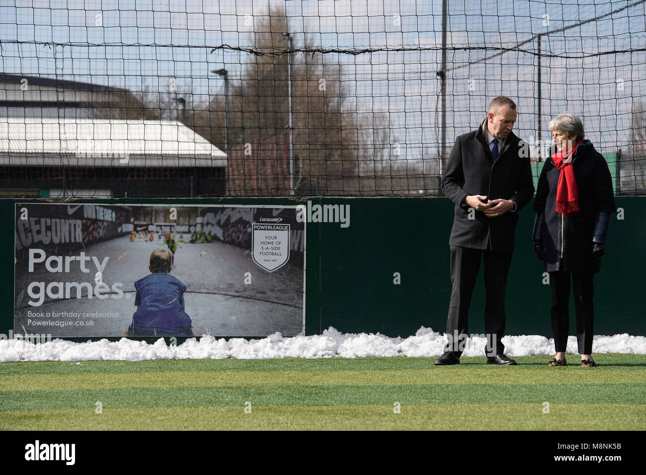 Il primo ministro Theresa May ha incontrato Matt Stevenson-Dodd, CEO della Street League, su un campo da calcio a 5 posti presso la fondazione 'Street League at People Plus' a Birmingham. Foto Stock