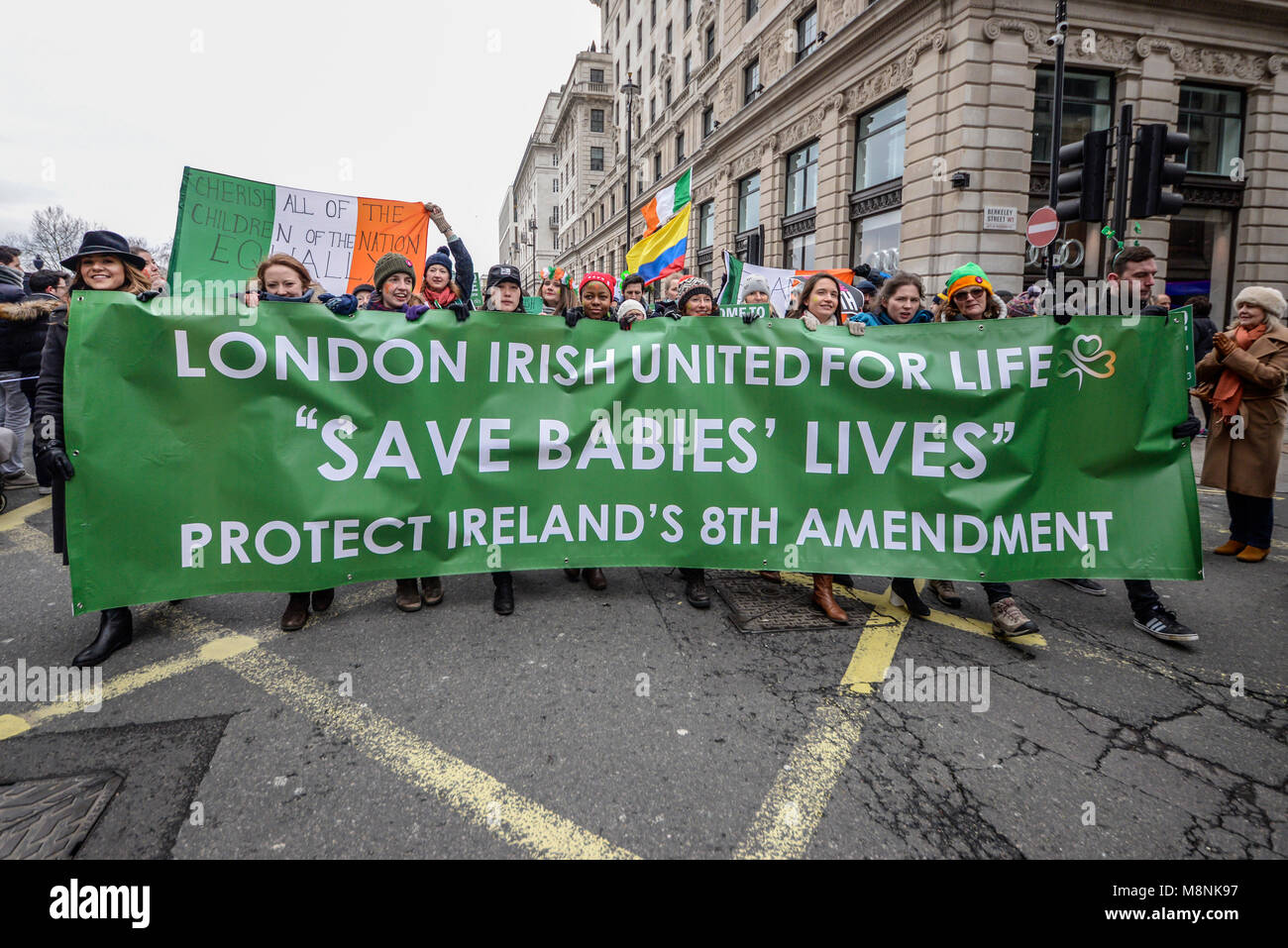 London Irish uniti per la vita anti aborto manifestanti che partecipano per il giorno di San Patrizio Parade London 2018. Salvare i neonati' vive. Proteggere ottavo emendamento n. Foto Stock
