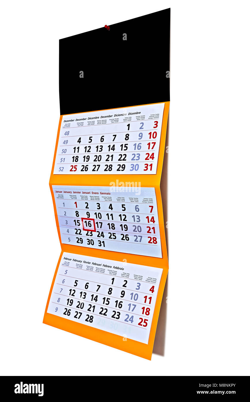 Calendario da parete appeso con lettere e numeri isolati su bianco Foto Stock