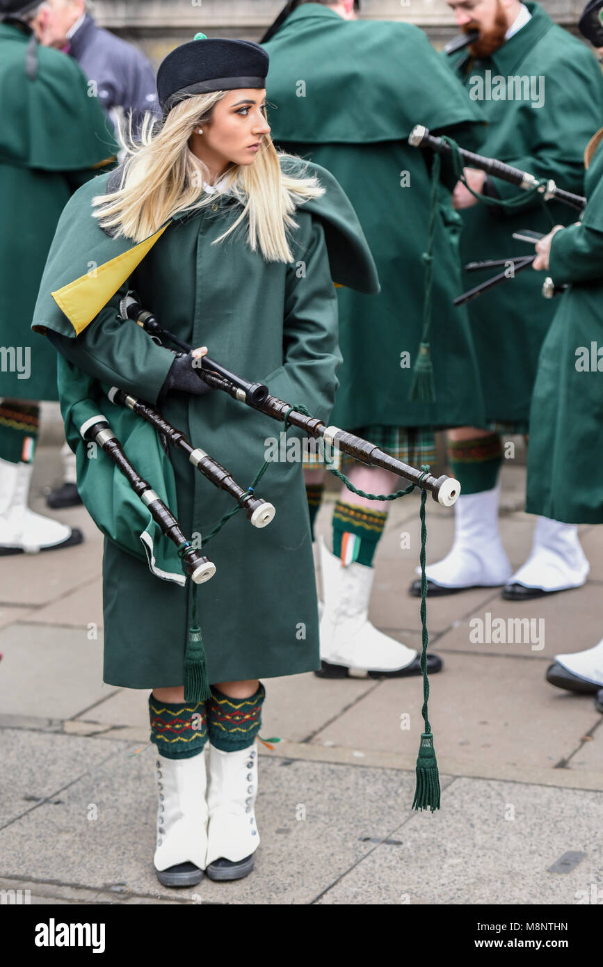 Lone bagpiper femminile di San Colman's Pipe Band della Contea di Wexford a san Patrizio Parade London 2018. Da solo. Cornamusa. Ragazza. Donna Foto Stock