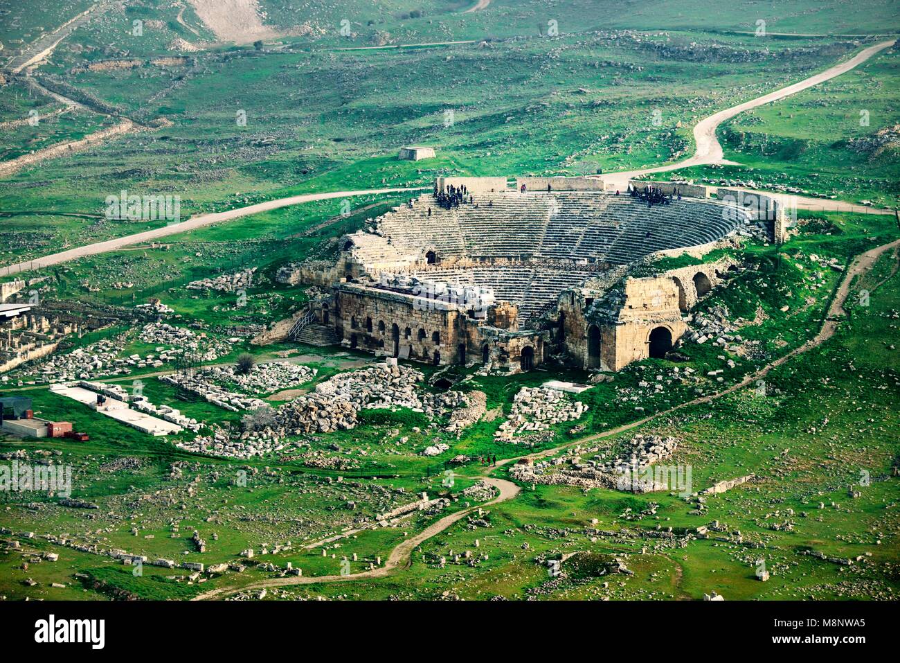 Greca antica città romana di Hierapolis a Pamukkale, Denizli, Turchia. Vista aerea del Teatro Romano Foto Stock