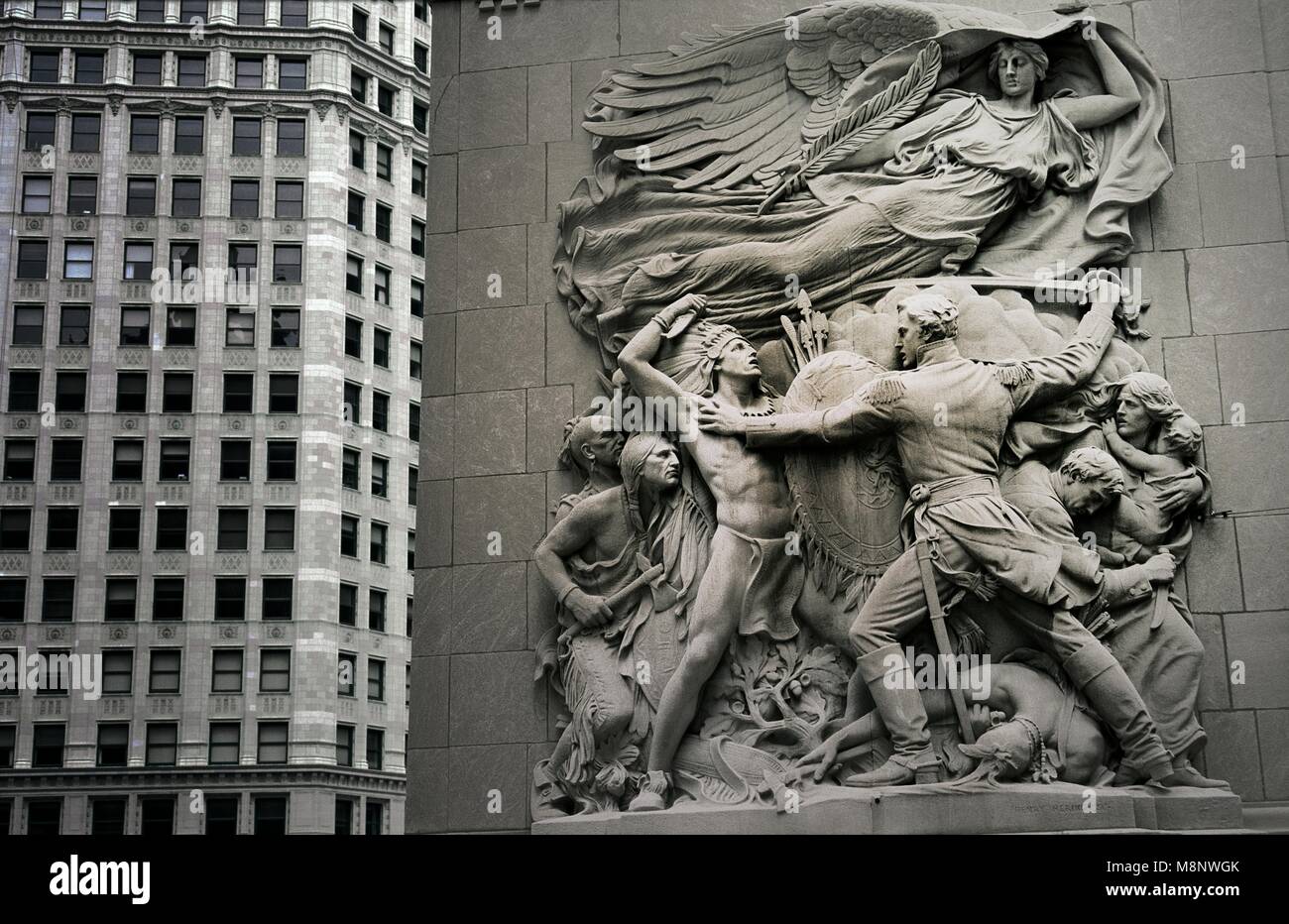 Chicago, Stati Uniti d'America. Scultura di James Earl Fraser su Chicago River Bridge a Michigan Avenue. Gli Indiani Nativi attacco Fort Dearborn Foto Stock