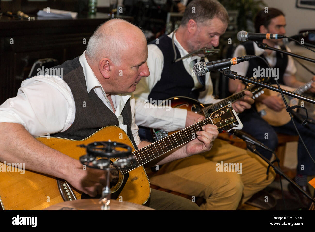 Gruppo di Traditional Irish musicisti di suonare un concerto a Saint Patricks day celebrazione della cena in Adeje golf clubhouse, Tenerife, Isole Canarie, S Foto Stock