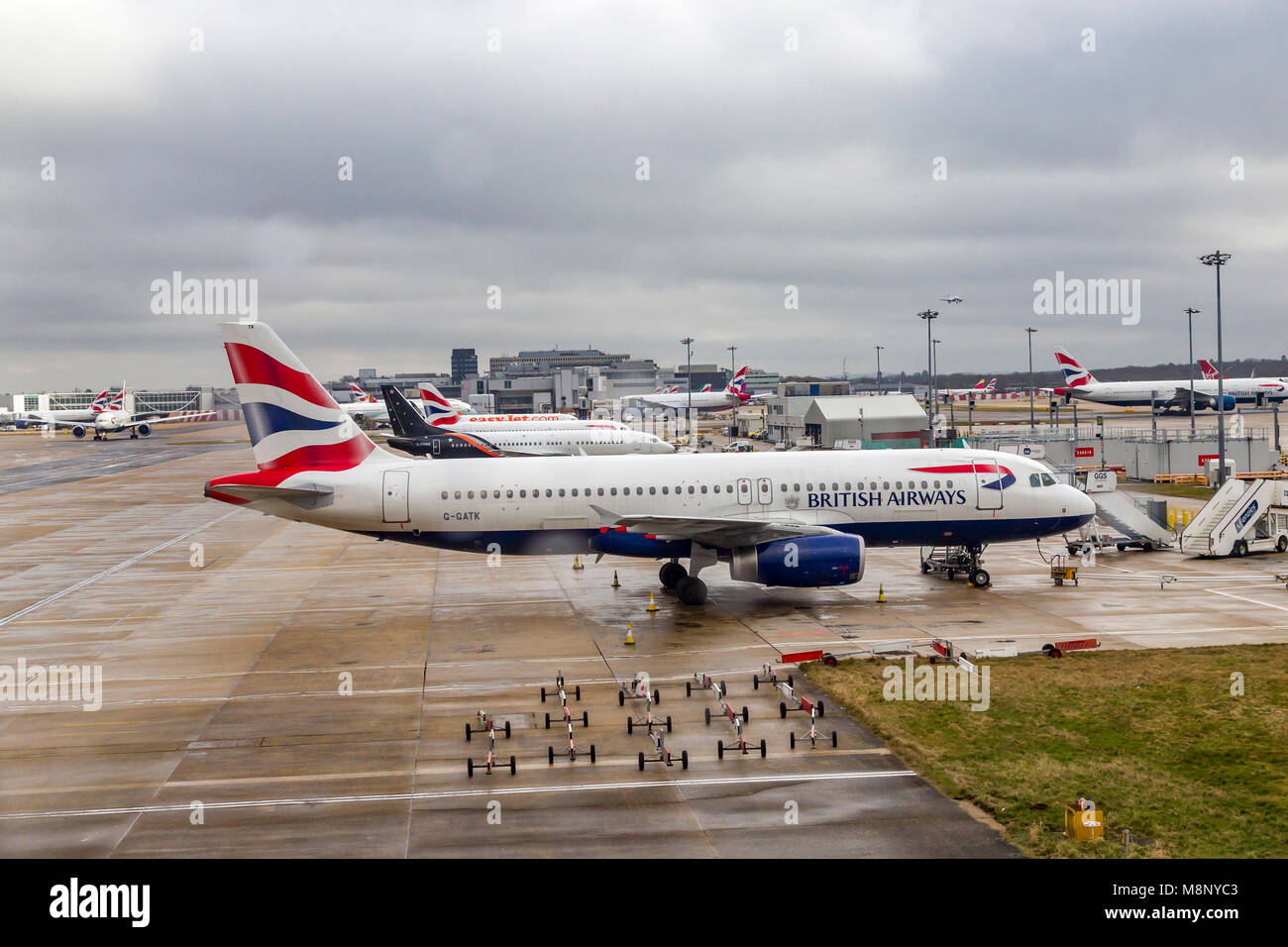 Guardare fuori dalla finestra di piano come i taxi a Gatwick airport su un volo la mattina presto a Las Vegas. Foto Stock