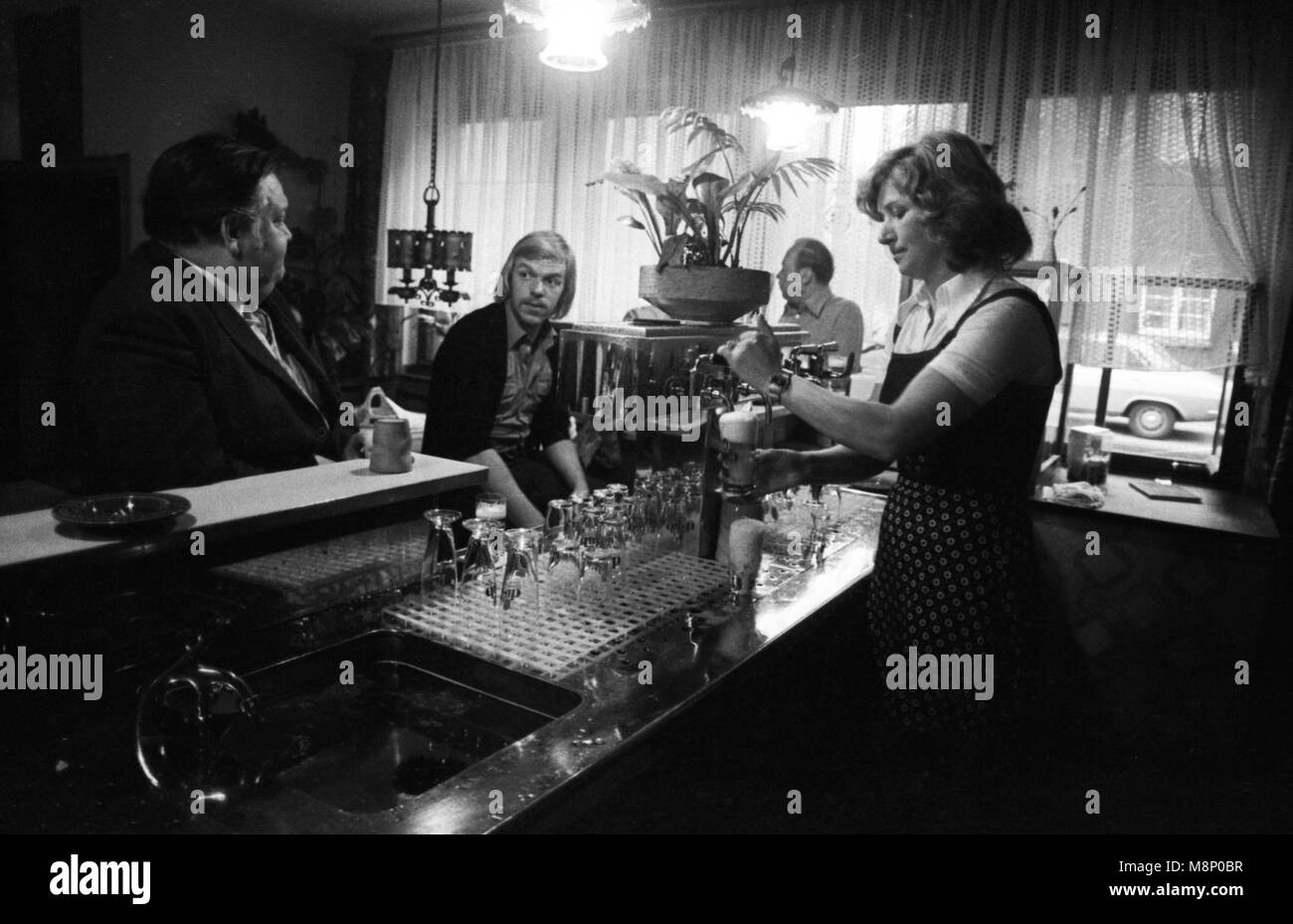 La vita quotidiana in un pub a Dortmund il 20 giugno 1977. | Utilizzo di tutto il mondo Foto Stock