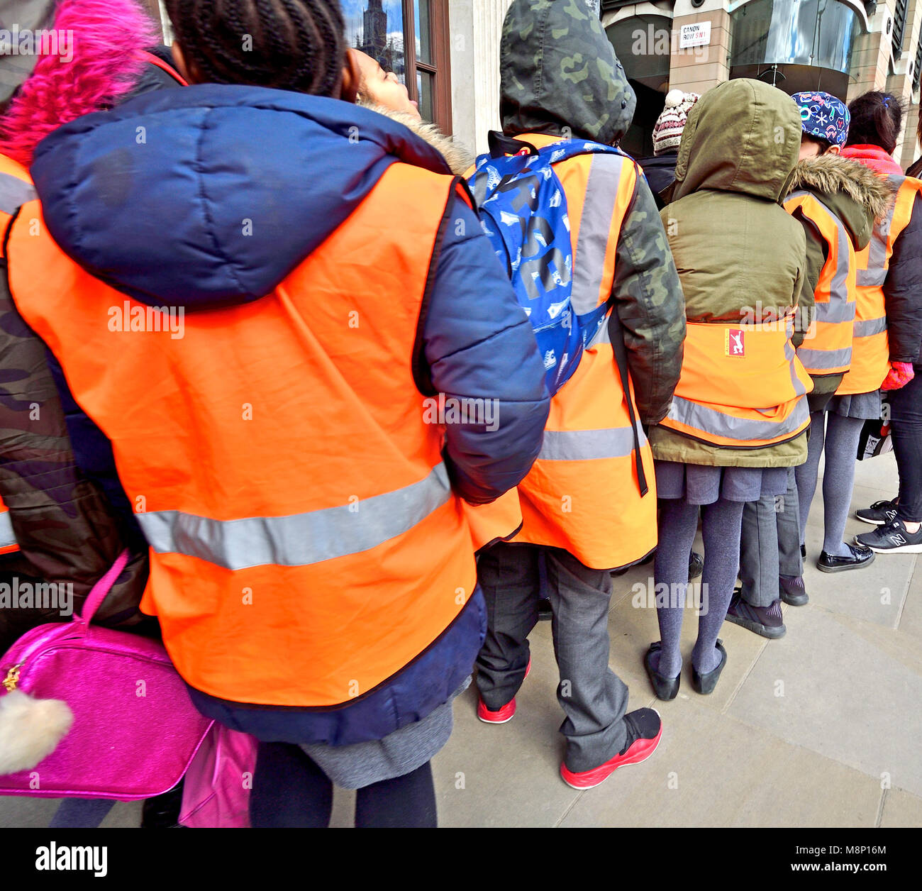 Londra, Inghilterra, Regno Unito. I bambini della scuola elementare con hi-vis giacche su una gita scolastica a Londra Centrale (Piazza del Parlamento) Foto Stock