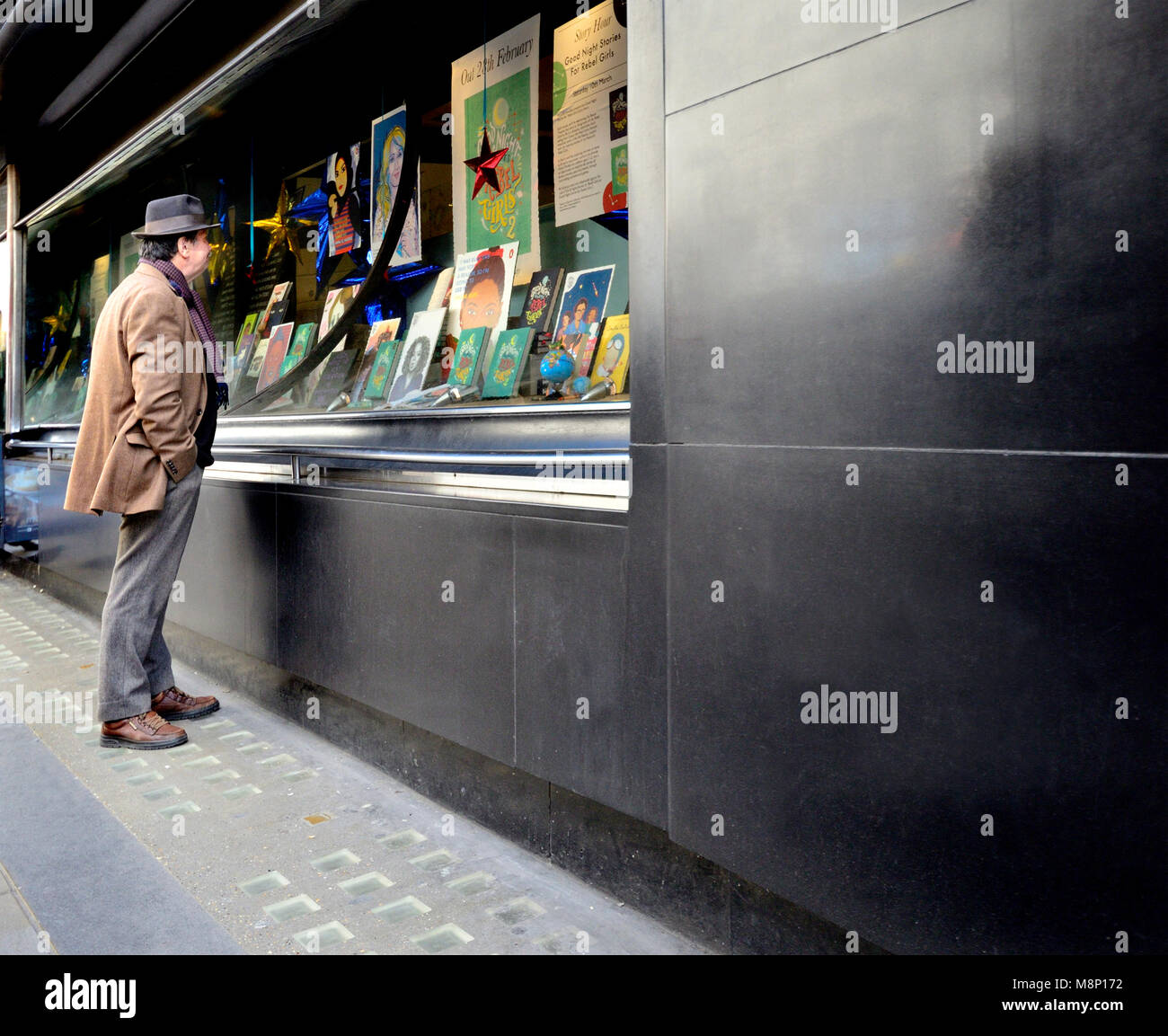 Londra, Inghilterra, Regno Unito. Uomo che guarda la finestra di visualizzazione della libreria Waterstones in Piccadilly Foto Stock