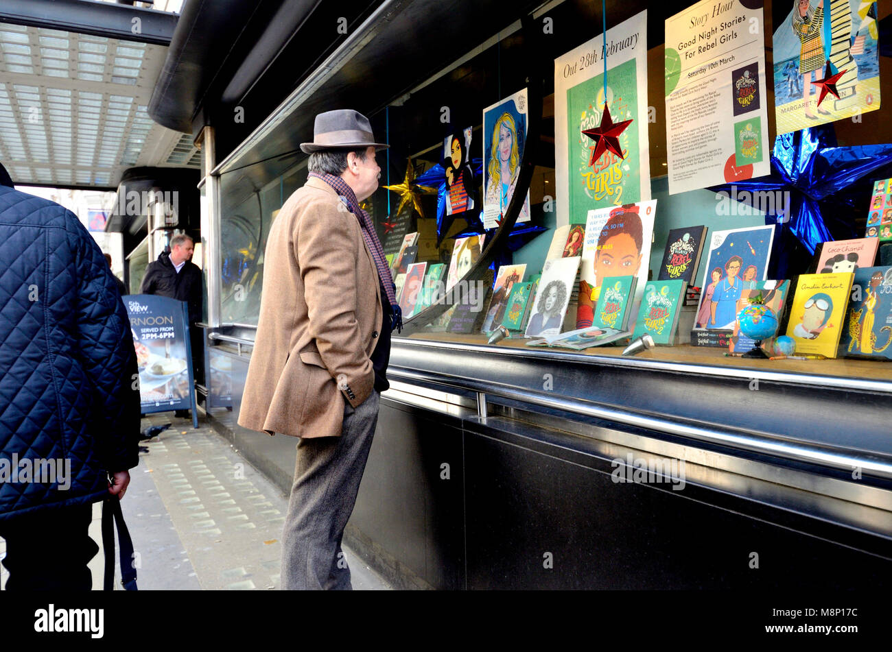 Londra, Inghilterra, Regno Unito. Uomo che guarda la finestra di visualizzazione della libreria Waterstones in Piccadilly Foto Stock