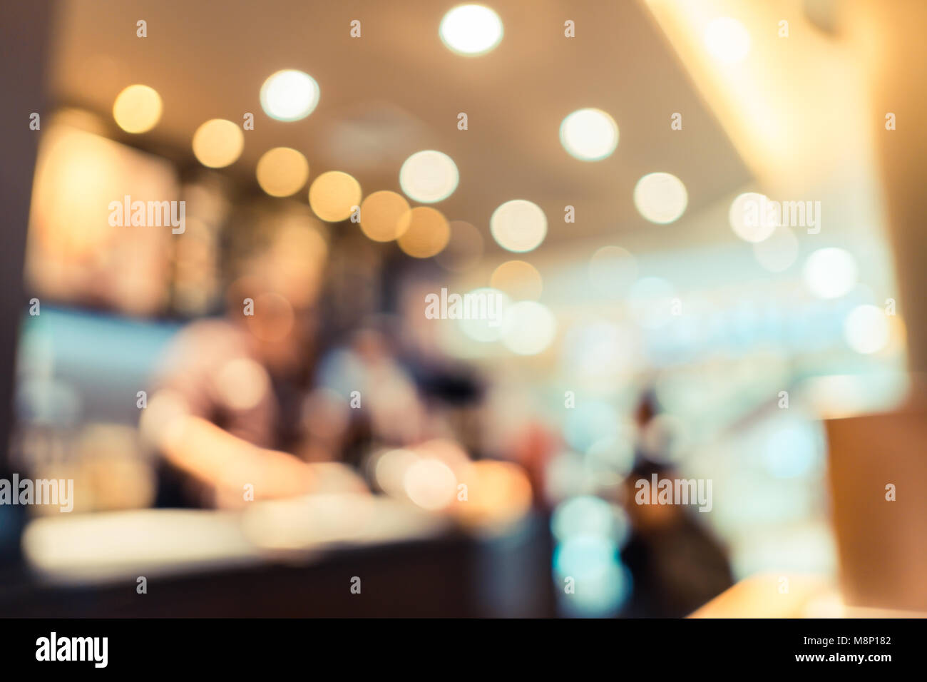 Sfocare lo sfondo del cliente seduto nella caffetteria o ristorante cafe con bokeh di luce. Foto Stock