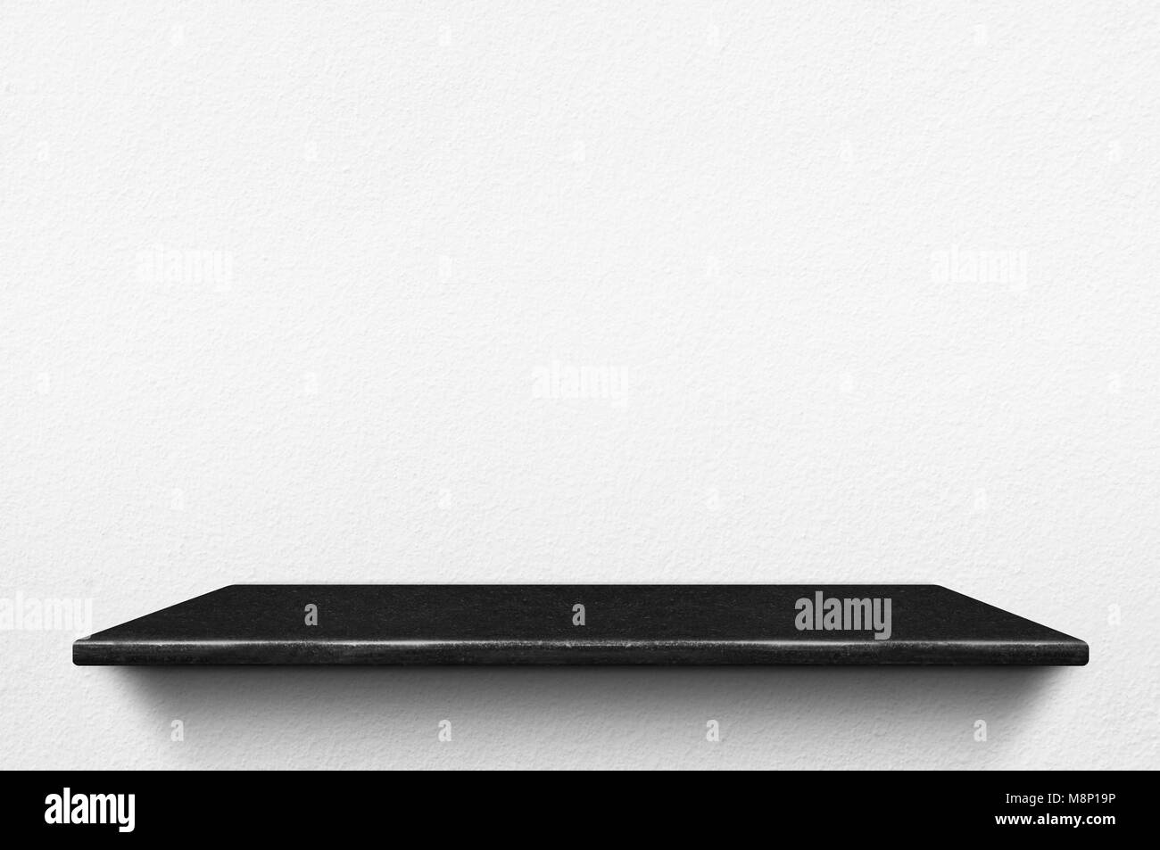 Vuoto in marmo nero ripiano di pietra in calcestruzzo bianco sullo sfondo della parete,Mock up per visualizzare o montaggio del prodotto o il design. Foto Stock