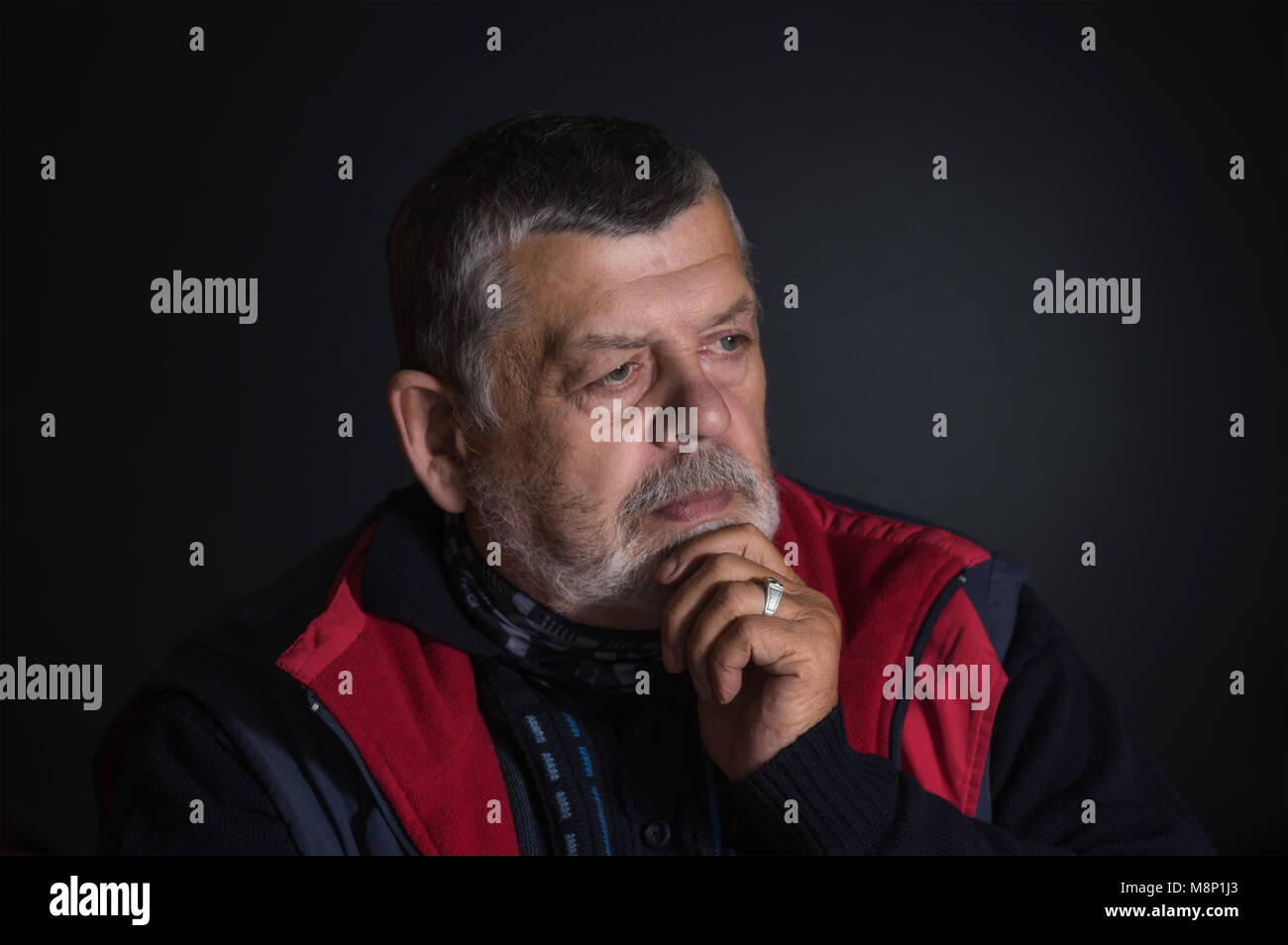 Nizza chiave di basso ritratto di uomo anziano a pensare a problemi di vita Foto Stock