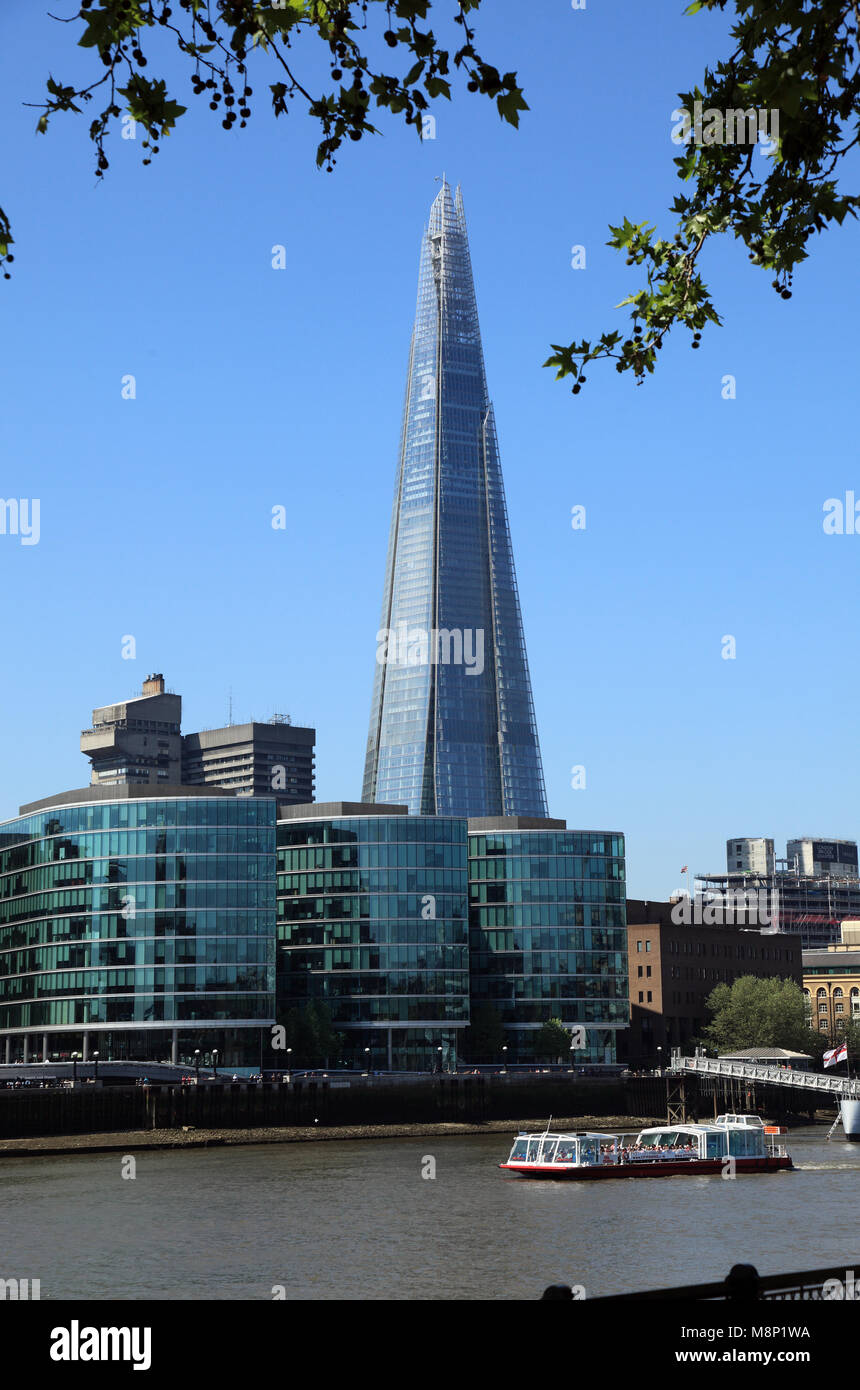 Il fiume Tamigi a Londra con il "disco di vetro' edificio. Renzo Piano il grattacielo, sarà l'Europa il più alto edificio, Foto Stock