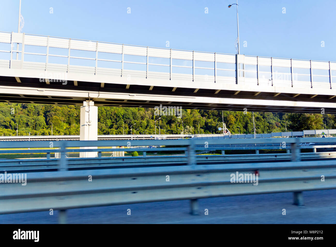 Tettoia in metallo autostrada oltre ad alta velocità ferroviaria in estate Foto Stock