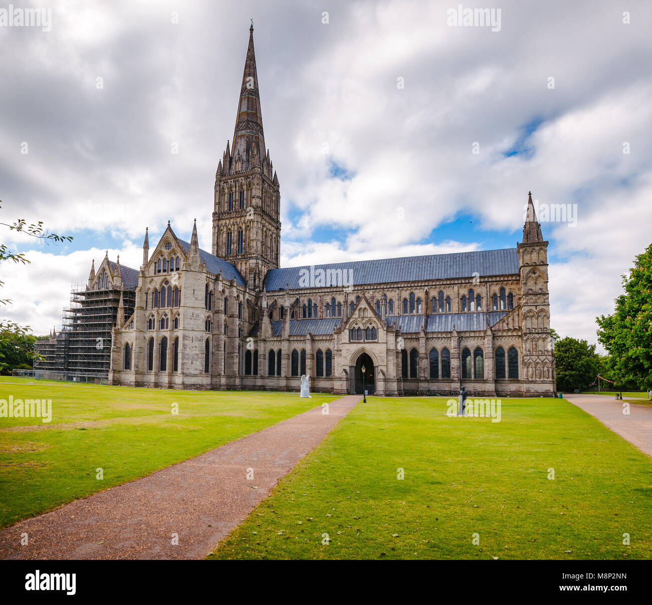 A nord la parte anteriore della chiesa anglicana della Cattedrale di Salisbury (Chiesa cattedrale della Beata Vergine Maria), uno dei più importanti esempi di inizio di architettura Inglese mi Foto Stock