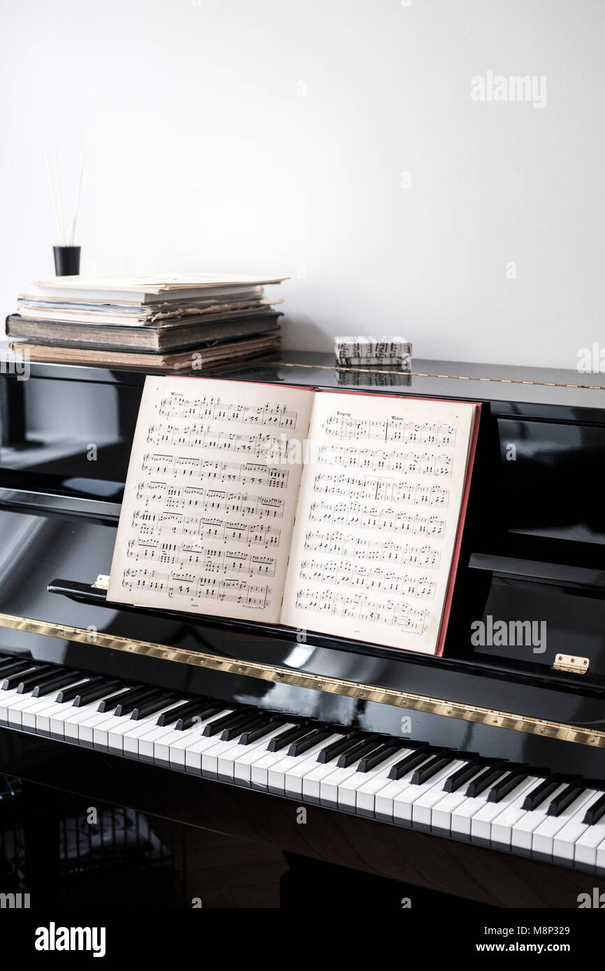 Il pianoforte e la musica del foglio Foto Stock