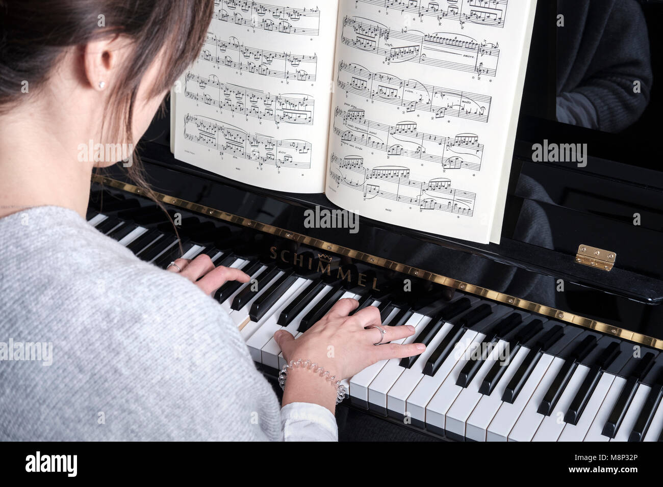 Donna suona il pianoforte - il fuoco selettivo,vista laterale Foto Stock