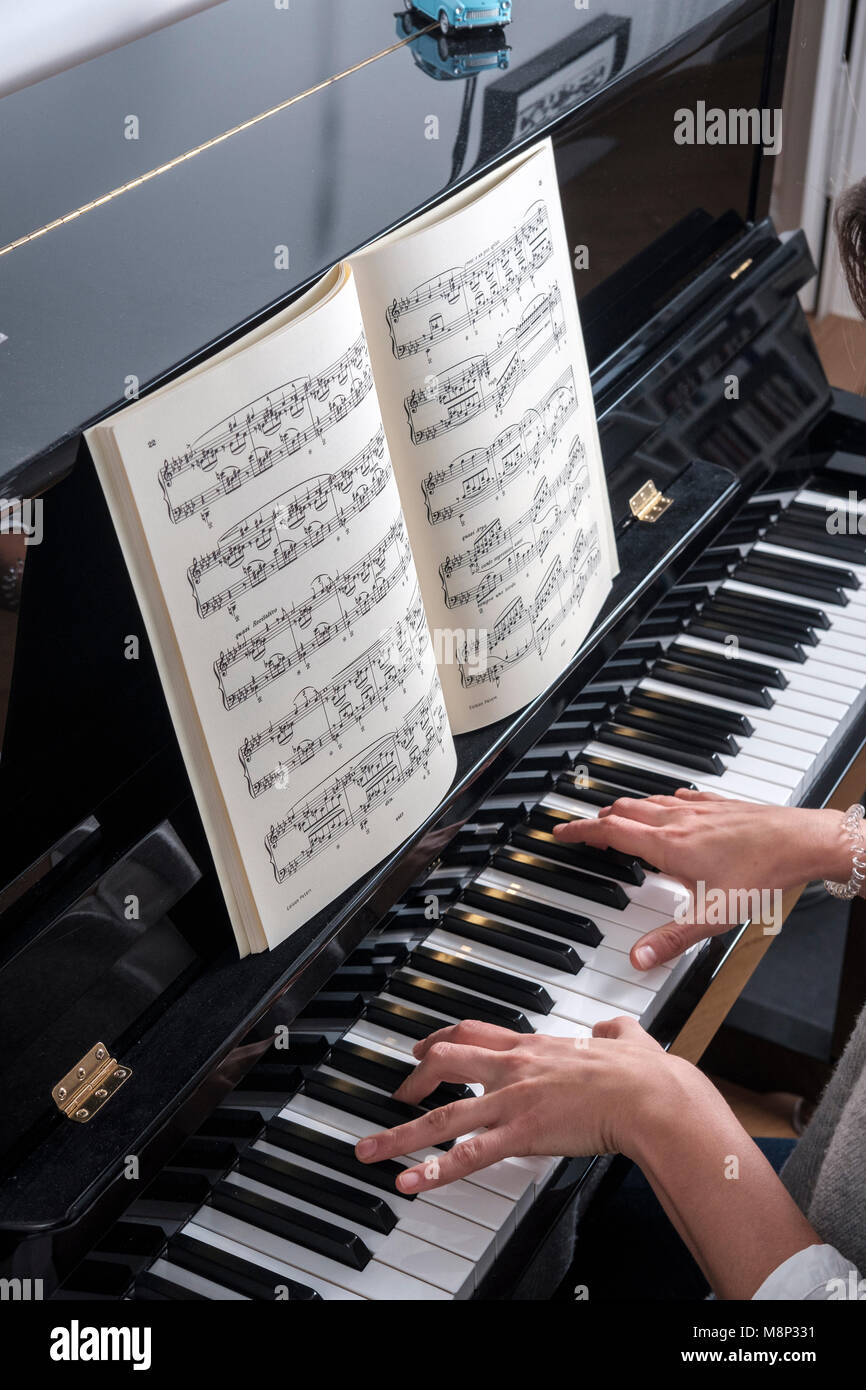 Donna suona il pianoforte - vista superiore Foto Stock