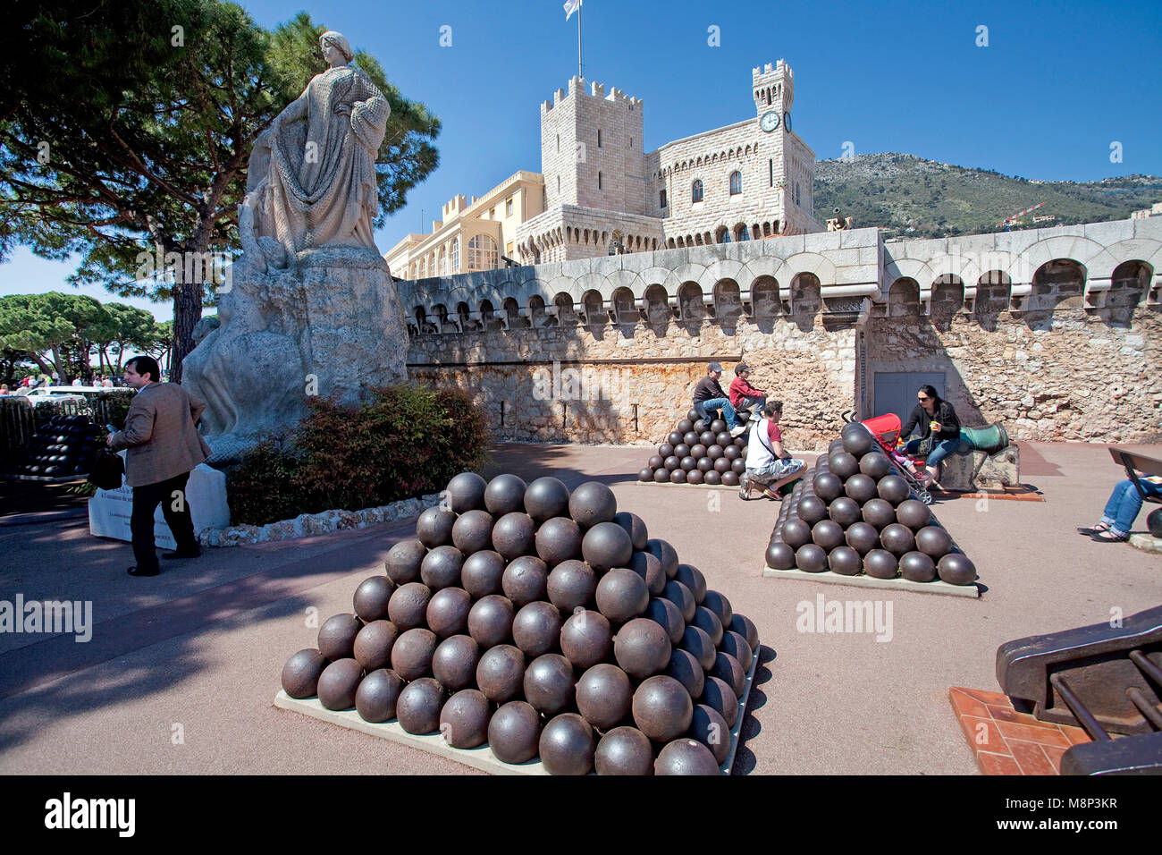 Impilate le palle di cannone al Palais Princier, Princes Palace di Monaco, residenza ufficiale del Principe Sovrano di Monaco, Côte d'Azur, costa azzurra Foto Stock