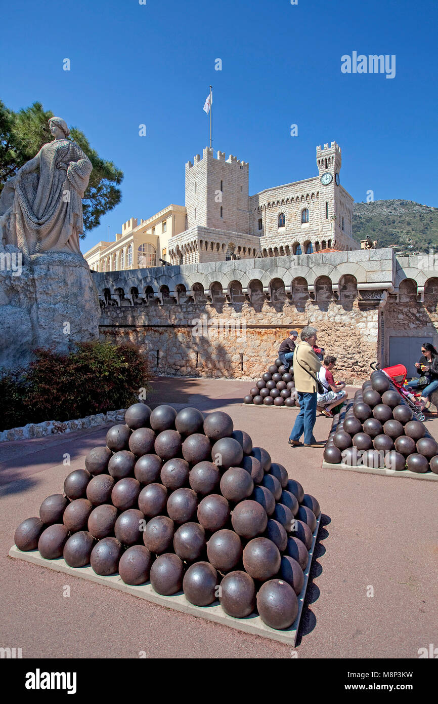 Impilate le palle di cannone al Palais Princier, Princes Palace di Monaco, residenza ufficiale del Principe Sovrano di Monaco, Côte d'Azur, costa azzurra Foto Stock