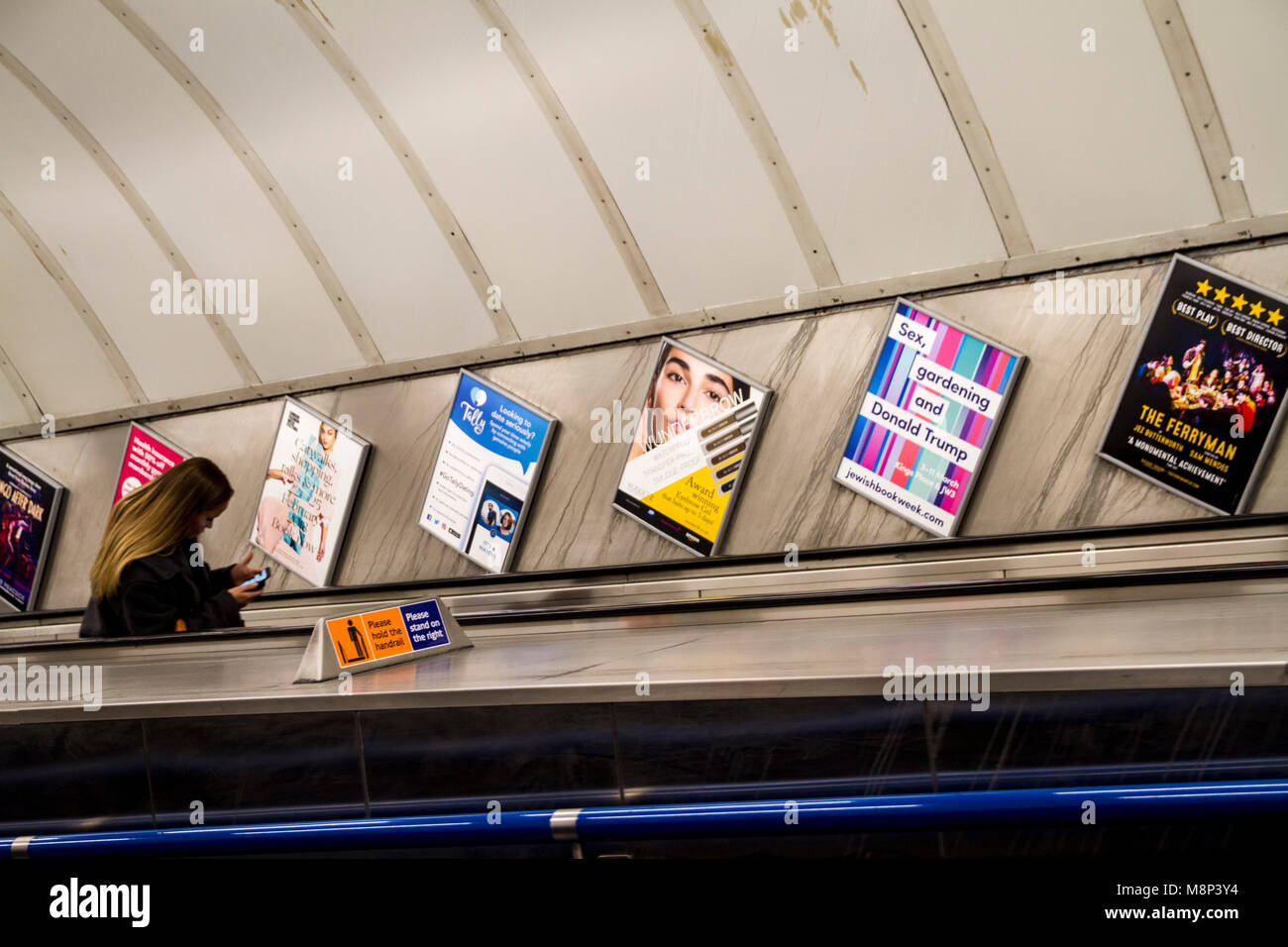 La metropolitana di Londra la stazione della metropolitana, e scale mobili, segni di annuncio pubblicitario, segni, REGNO UNITO Foto Stock