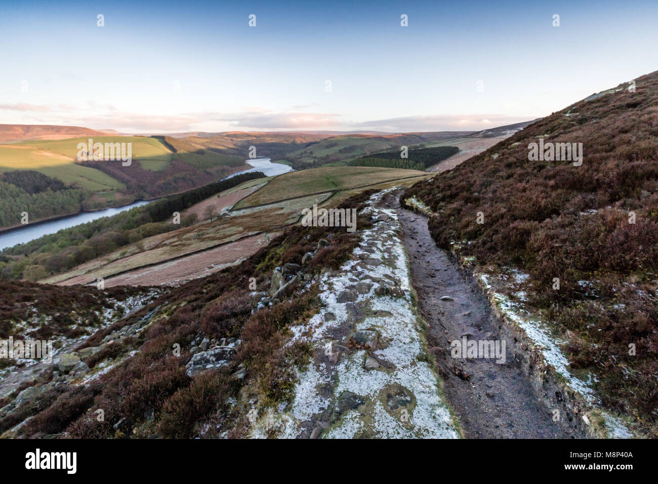 Sul percorso sopra il serbatoio Derwent, Derwent Edge, Parco Nazionale di Peak District Derbyshire England Regno Unito Foto Stock