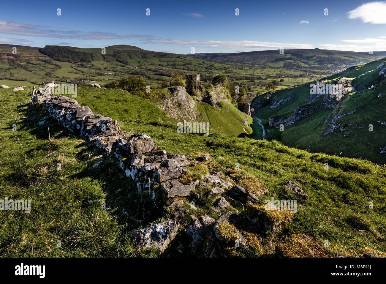 : Peveril Castle e Grotta Dale vicino a Castleton Parco Nazionale di Peak District Derbyshire England Regno Unito Foto Stock