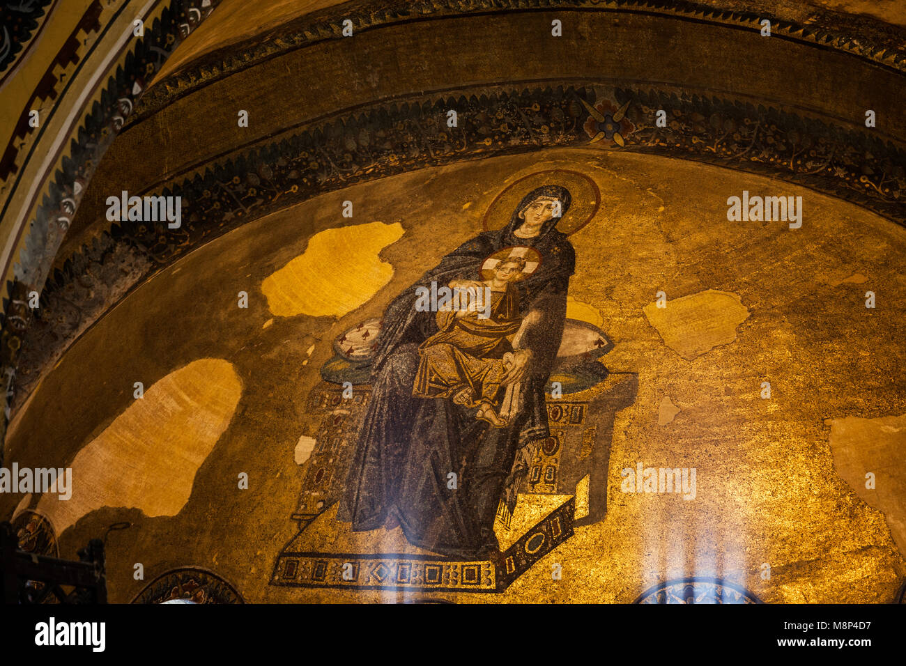 Mosaico bizantino della Vergine Maria e il bambino Gesù Cristo nell'Hagia Sofia tempio abside dorato, Istanbul, Turchia Foto Stock