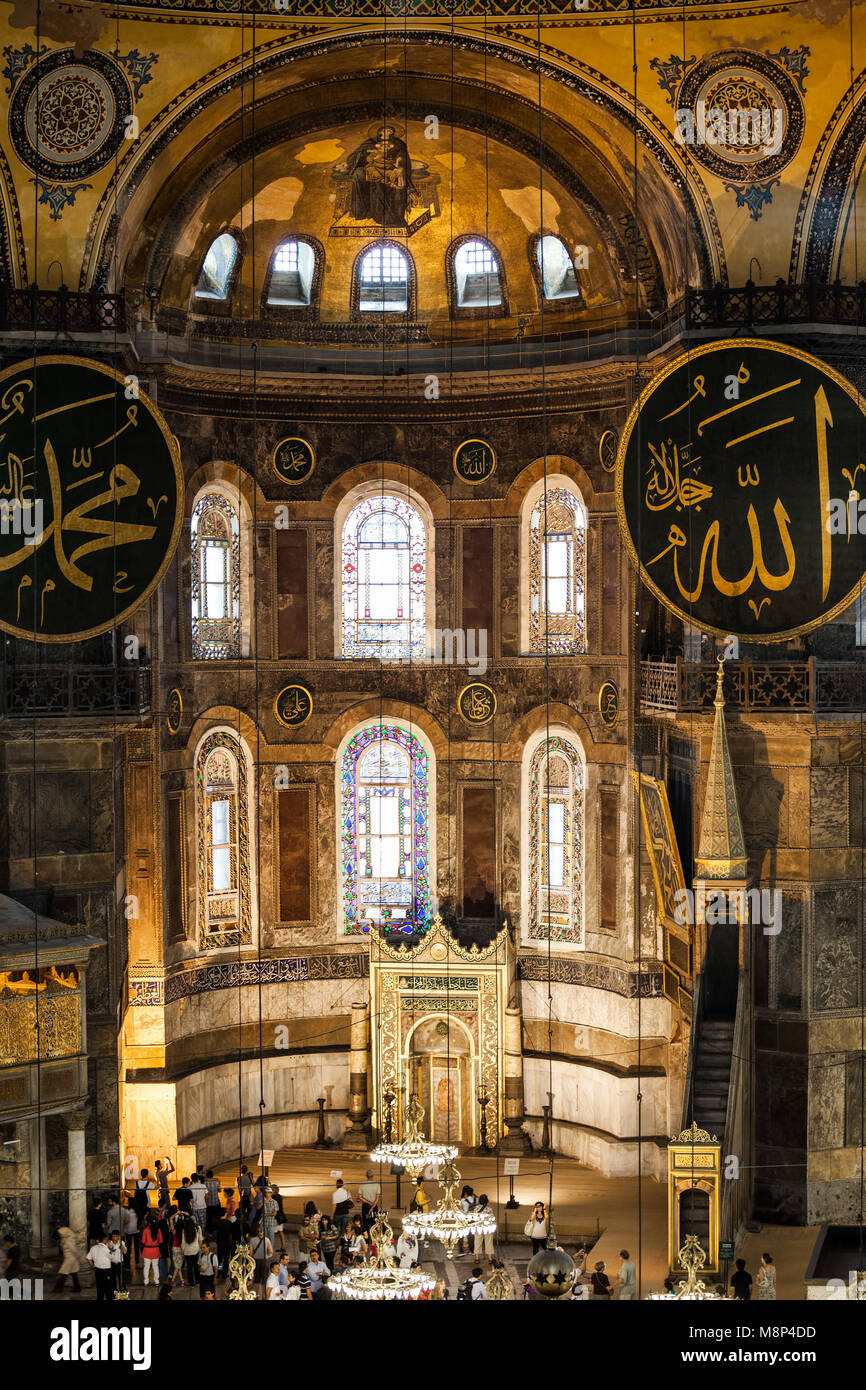 Mihrab e Mimbar in Hagia Sophia (Ayasofya) tempio bizantino altare, Istanbul, Turchia Foto Stock