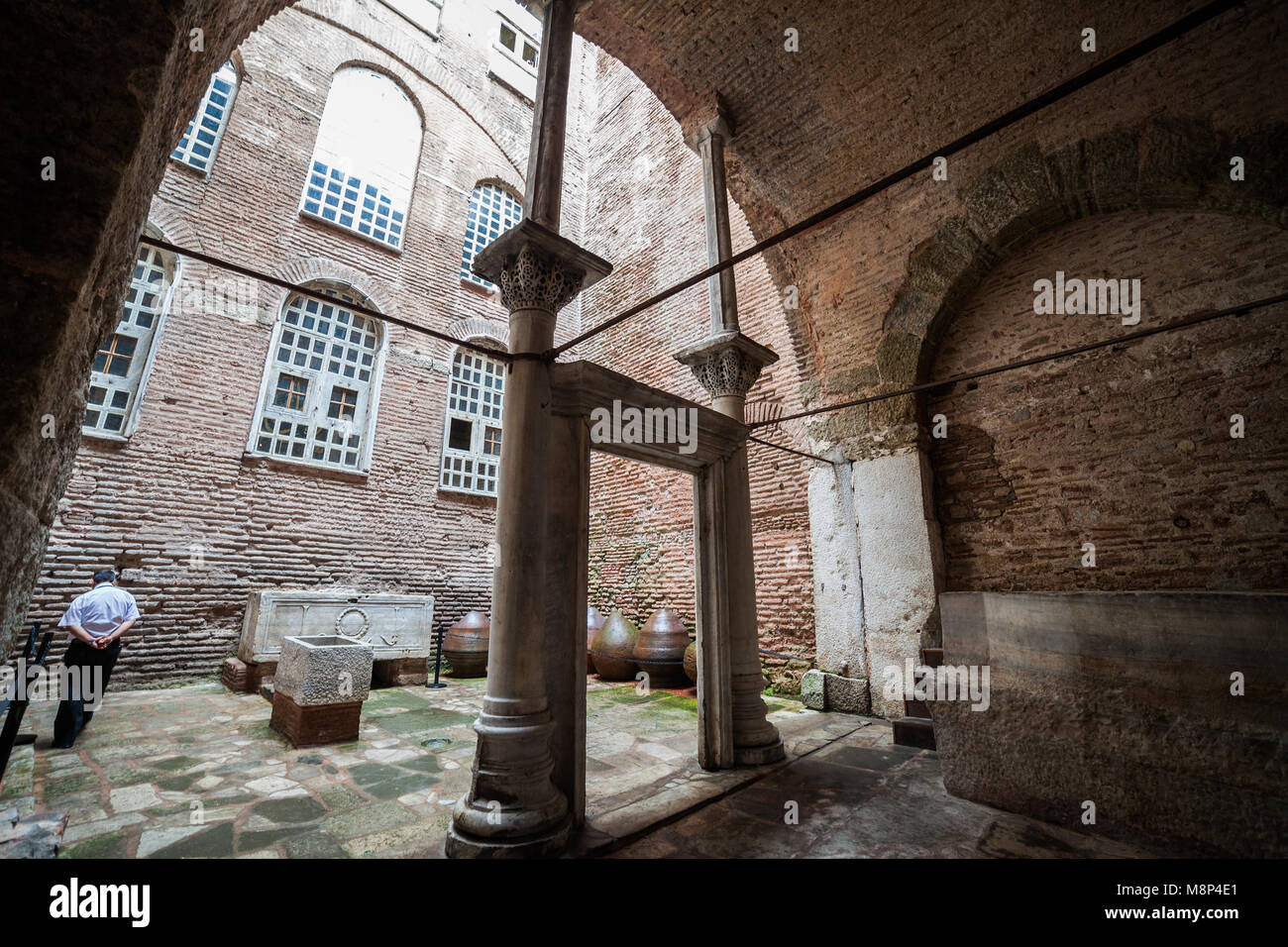 Portale e Courtyard di Hagia Sophia tempio ad Istanbul in Turchia Foto Stock