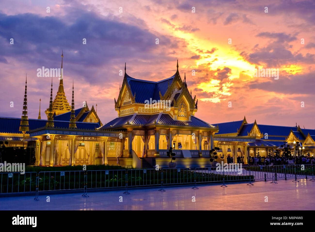Il golden royal crematorio e complesso funebre dopo la morte del re Bhumibol Adulyadej sono illuminate di notte Foto Stock