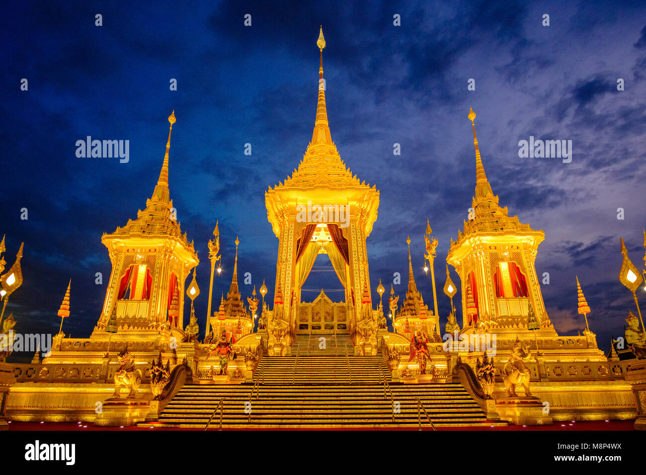 Il golden royal crematorio e complesso funebre dopo la morte del re Bhumibol Adulyadej sono illuminate di notte Foto Stock