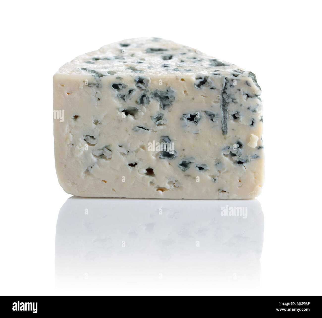 Il cuneo di soft formaggio blu con stampo isolati su sfondo bianco. Foto Stock