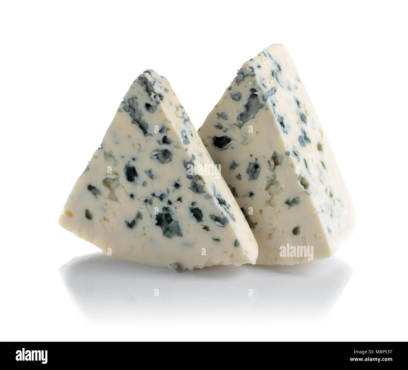 Soft formaggio blu con stampo isolati su sfondo bianco. Foto Stock