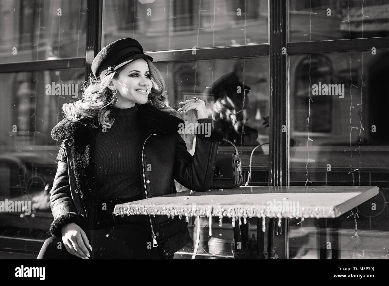 Donna felice in Street Cafe, ritratto in bianco e nero Foto Stock